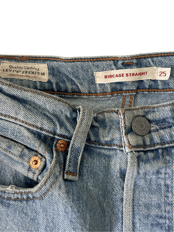 Levi’s Premium Ribcage Straight Jeans (W25)